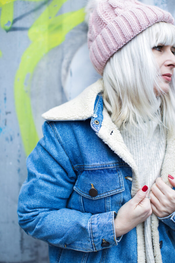 Der weisse Winterlook mit Denimjacke