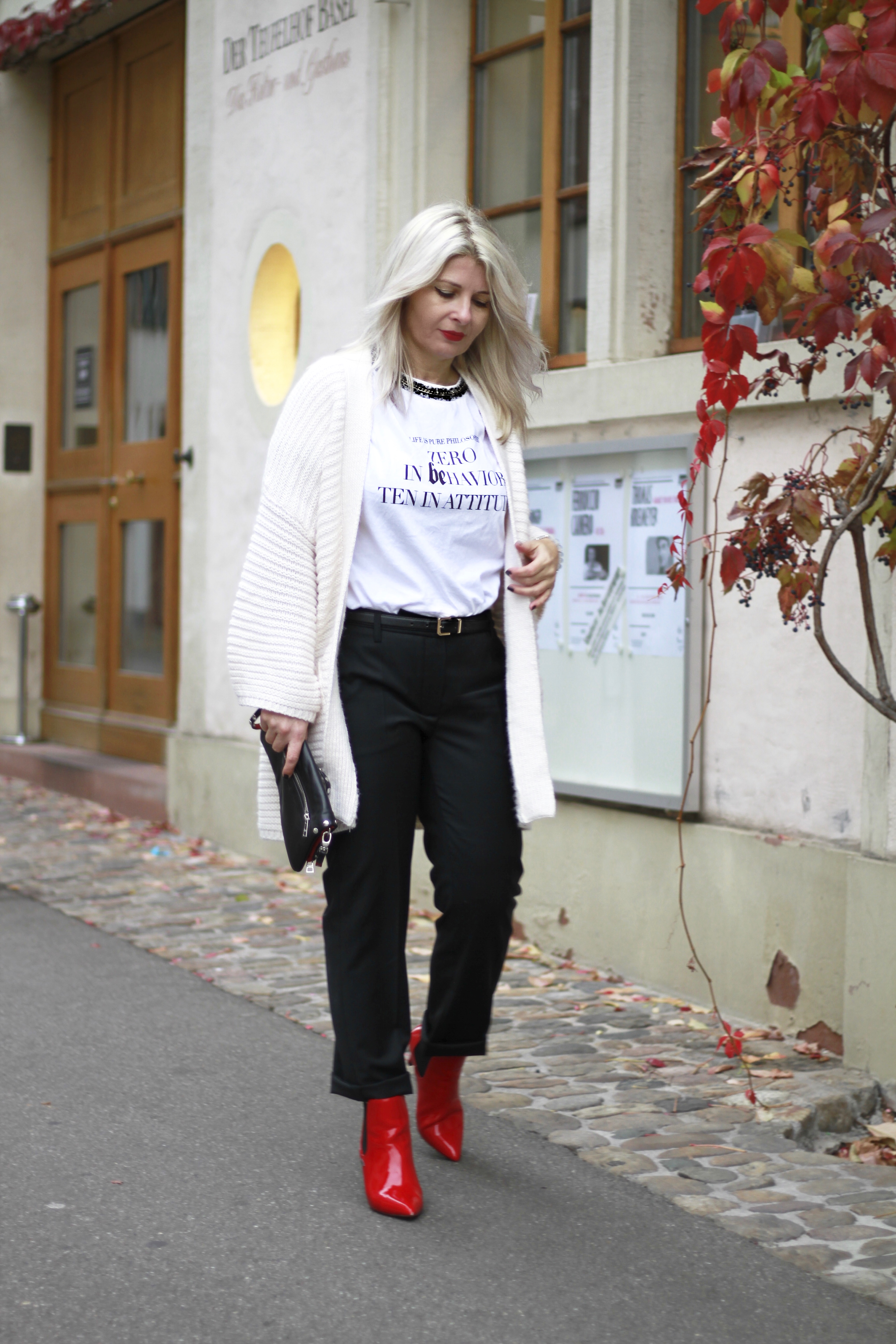 Power Look: Statement T-Shirt & schwarze Hose