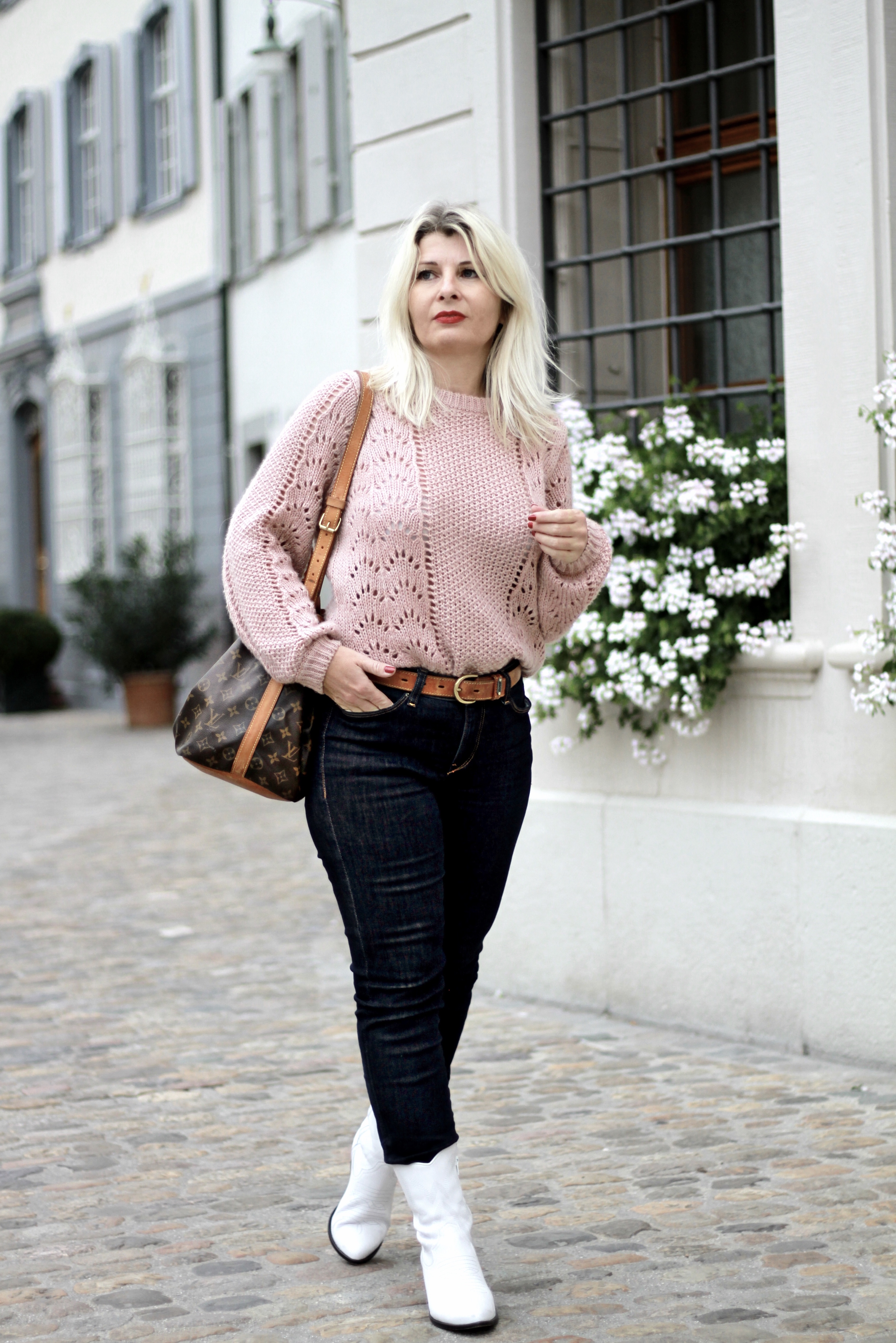 Trendy in Pullover und Jeans